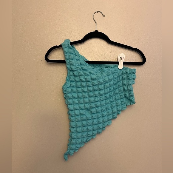 NWT PrettyLittleThing Popcorn Textured One Shoulder Asymmetric Hem Crop Top - 6 - Picture 9 of 11